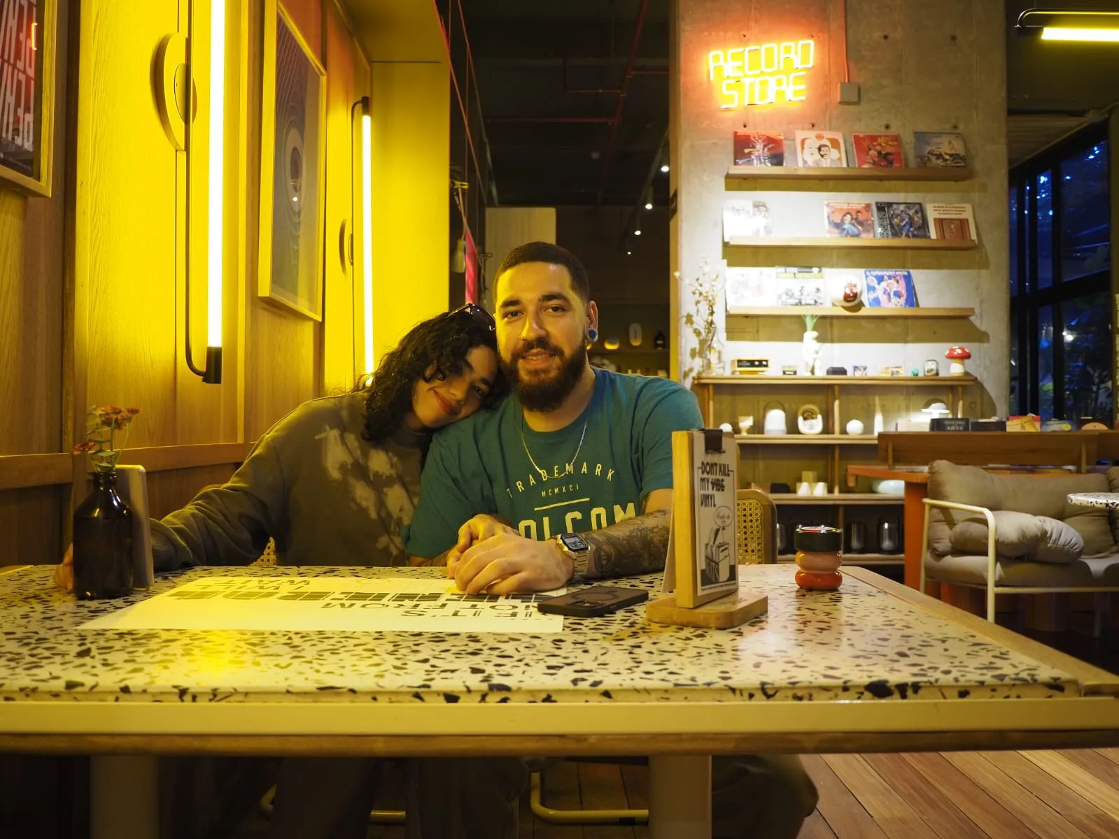 Los fundadores de Tegumento Brew compartiendo una mesa en Medellín