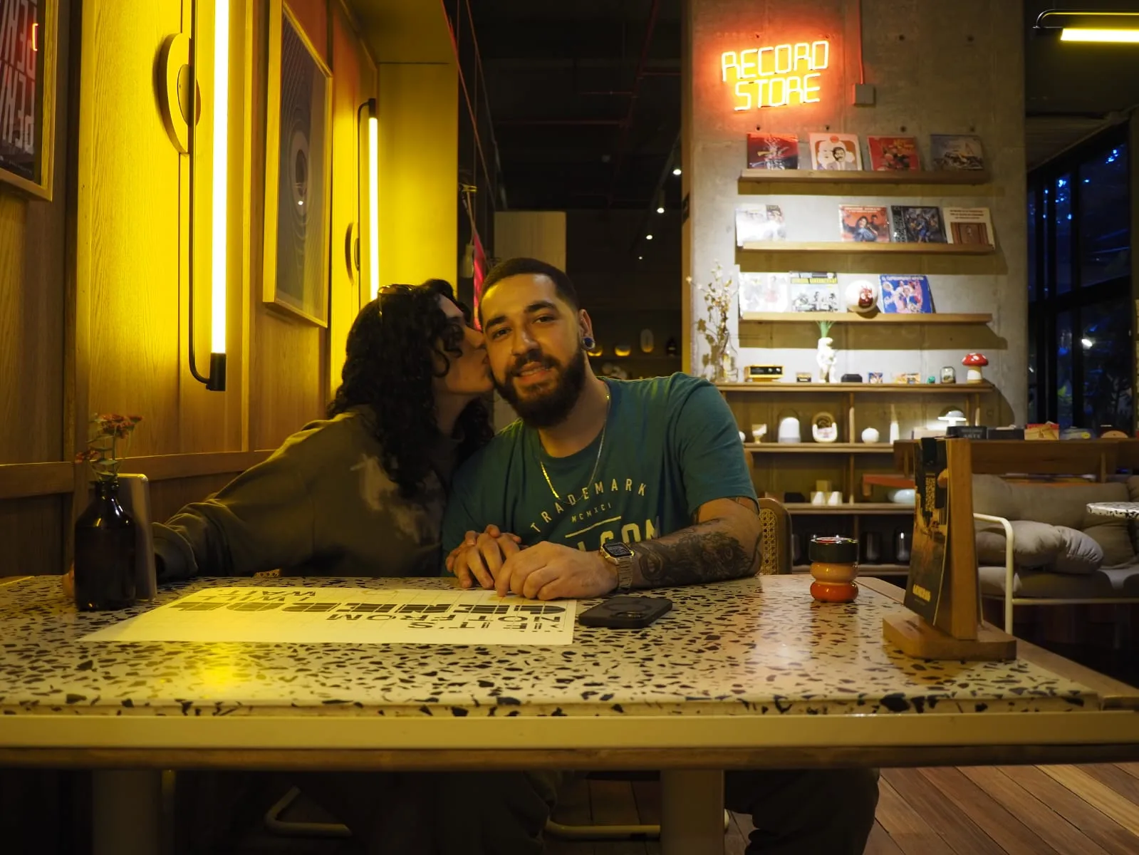 Los fundadores de Tegumento Brew conversando sobre café